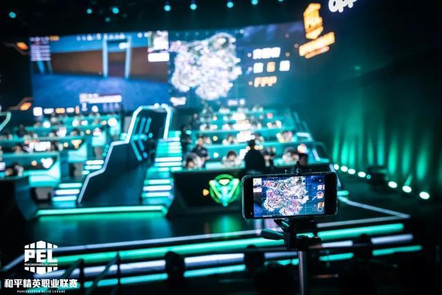 他用实际行 他用实际行